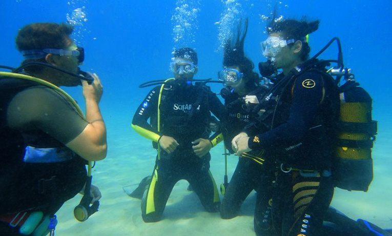 Dive Blue Dream, Βάρκιζα